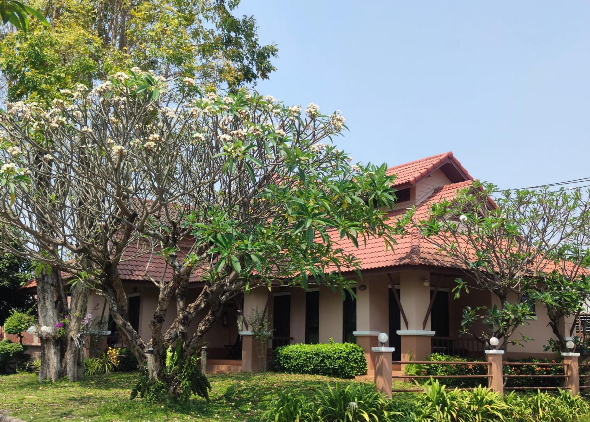 Areena Resort And Hotel Uttaradit Exteriör bild